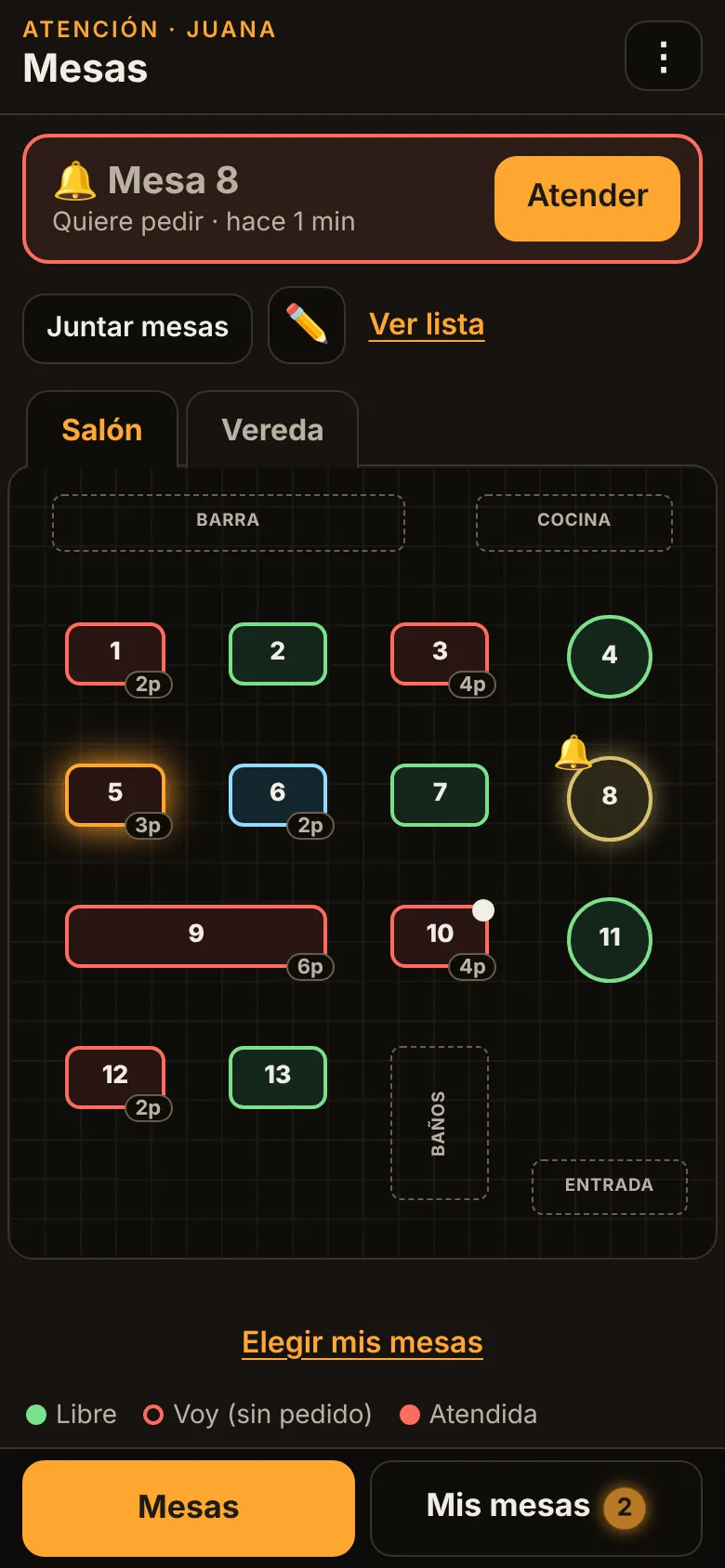 El plano del salón en el celular de la camarera, con una mesa que llama
